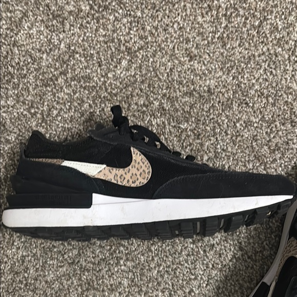 Nike women’s Black Sneakers - Picture 2 of 4